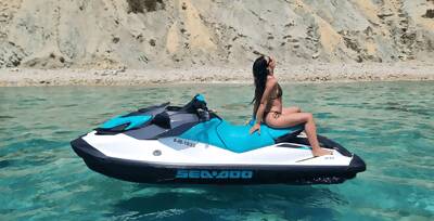 Erlebe Ibiza auf dem Meer bei einer 30-minütigen geführten Jetski-Fahrt. Folge deinem Guide zu Inseln, Höhlen und Stränden und halte dann an, um im türkisfarbenen Wasser zu schwimmen.