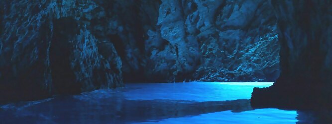 Trip Ibiza Reisetipps - Die Blaue Grotte von Bisevo in Kroatien ist nur per Boot erreichbar. Atemberaubend schön fasziniert dieses Naturphänomen in leuchtenden intensiven Blautönen. Ein idyllisches Highlight der vorzüglich geführten Speedboot-Tour im Adria Inselparadies, mit fantastisch facettenreicher Unterwasserwelt. Die Blaue Grotte ist ein Naturwunder, das auf der kroatischen Insel Bisevo zu finden ist. Sie ist berühmt für ihr kristallklares Wasser und die einzigartige bläuliche Farbe, die durch das Sonnenlicht in der Höhle entsteht. Die Blaue Grotte kann nur durch eine Bootstour erreicht werden, die oft Teil einer Fünf-Insel-Tour ist.
