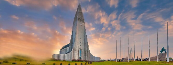 Trip Ibiza Reisetipps - Hallgrimskirkja in Reykjavik, Island – Lutherische Kirche in beeindruckend martialischer Betonoptik, inspiriert von der Form der isländischen Basaltfelsen. Die Schlichtheit im Innenraum erstaunt, bewegt zum Innehalten und Entschleunigen. Sensationelle Fotos gibt es bei Polarlicht als Hintergrundkulisse. Die Hallgrim-Kirche krönt Islands Hauptstadt eindrucksvoll mit ihrem 73 Meter hohen Turm, der alle anderen Gebäude in Reykjavík überragt. Bei keinem anderen Bauwerk im Land dauerte der Bau so lange, und nur wenige sorgten für so viele Kontroversen wie die Kirche. Heute ist sie die größte Kirche der Insel mit Platz für 1.200 Besucher.