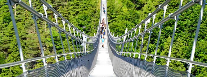 Trip Ibiza Reisetipps - highline179 - Die Brücke BlickMitKick | einmalige Kulisse und spektakulärer Panoramablick | 20 Gehminuten und man findet | die längste Hängebrücke der Welt | Weltrekord Hängebrücke im Tibet Style - Die highline179 ist eine Fußgänger-Hängebrücke in Form einer Seilbrücke über die Fernpassstraße B 179 südlich von Reutte in Tirol (Österreich). Sie erstreckt sich in einer Höhe von 113 bis 114 m über die Burgenwelt Ehrenberg und verbindet die Ruine Ehrenberg mit dem Fort Claudia.