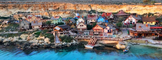 Trip Ibiza Reisetipps - Popeye Village - Sweethaven wurde als Originalfilmkulisse für den Kultfilm, Popeye der Seemann, gebaut. Abenteuer des Spinatliebhabers & Sailor mit dem harten Schlag, begeistern Junggebliebene. Die 19 putzigen windschiefen Holzhäuschen und Requisiten sind in Mellieha auf Malta zu besichtigen. Popeye Village, auch bekannt als Sweethaven Village, ist eine Kulissenstadt auf Malta, die der Regisseur Robert Altman 1979 für den Film Popeye – Der Seemann mit dem harten Schlag aufbauen ließ. Heute wird der Ort als Freizeitpark genutzt. Der Ort befindet sich etwa zwei Kilometer westlich der Stadt Mellieħa im Nordwesten der Insel Malta am Ufer der Anchor Bay.