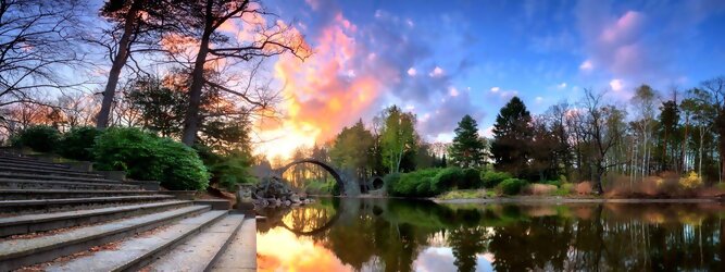 Trip Ibiza Reisetipps - Teufelsbrücke wird die Rakotzbrücke in Kromlau, Deutschland, genannt. Ein mystischer, idyllischer wunderschöner Ort; eine wahre Augenweide, wenn sich der Brücken Rundbogen im See spiegelt und zum Kreis vervollständigt. Ein märchenhafter Besuch, im blühenden Azaleen & Rhododendron Park. Der Azaleen- und Rhododendronpark Kromlau ist ein ca. 200 ha großer Landschaftspark im Ortsteil Kromlau der Gemeinde Gablenz im Landkreis Görlitz. Er gilt als die größte Rhododendren-Freilandanlage als Landschaftspark in Deutschland und ist bei freiem Eintritt immer geöffnet. Im Jahr 1842 erwarb der Großgrundbesitzer Friedrich Hermann Rötschke, ein Zeitgenosse des Landschaftsgestalters Hermann Ludwig Heinrich Fürst von Pückler-Muskau, das Gut Kromlau.