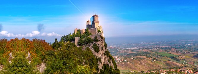 Trip Ibiza Urlaubsdestination - San Marino – Hol ihn dir – den heißbegehrten Einreise-Stempel von San Marino. Nimm deinen Reisepass, besuche die örtliche Tourismusbehörde, hier wird die kleine Trophäe in dein Reisedokument gestempelt, es sieht gut aus und ist eine supertolle Urlaubserinnerung. Dieses neue Trendy-Reiselust-Souvenir passt ausgezeichnet zu den anderen außergewöhnlichen Stempeln deiner vergangenen Reisen. San Marino ist ein sehr interessanter Zwergstaat, eine Enklave, vollständig von Italien umgeben, eine der ältesten bestehenden Republiken und eines der reichsten Länder der Welt. Die beliebtesten Orte für Ferien in San Marino, locken mit besten Angebote für Hotels und Ferienunterkünfte mit Werbeaktionen, Rabatten, Sonderangebote für San Marino Urlaub buchen.